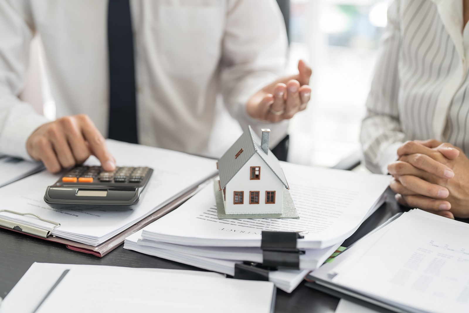 How Selling to Local Home Buyers Differs from Working with National Brands in Birmingham